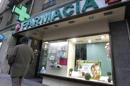 Un hombre camina ante una farmacia situada en la madrileña calle de Ríos Rosas. EFE/Archivo