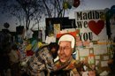 Flores y mensajes para Mandela en el hospital donde está ingresado