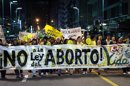 Cientos de personas participan en una marcha "Por la vida", convocada por detractores del proyecto de despenalización del aborto en Uruguay. EFE/Archivo