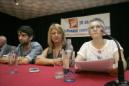 El alcalde de Ferrol, Jorge Suárez (i) y la primer teniente alcalde Beatriz Sestayo (c), durante la lectura de un manifiesto por parte de Isabel Paz, coordinadora de la Asociación Plataforma de afectados pola Hepatite C en Ferrolterra, Eume y Ortegal, Isabel Paz, durante un acto conmemorativo realizado esta tarde en Valón, Ferrol. EFE