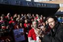 El líder de Podemos, Pablo Iglesias (d), durante la visita que ha realizado hoy a los afectados por hepatitis C en el Hospital 12 de Octubre. EFE