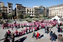 Varias personas forman un lazo rosa gigante vestidas con camisetas del mismo color, símbolo de la lucha contra el cáncer de mama, en el "Día Internacional del Cáncer de Mama". EFE/Archivo