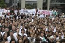 Trabajadores de los hospitales y centros de salud madrileños durante la concentración que han llevado a cabo esta tarde en Madrid contra los planes de reestructuración anunciados por la Comunidad de Madrid, en el primer día de huelga que se mantendrá hasta las 22.00 horas de mañana y tendrá réplica los días 4 y 5 de diciembre. EFETrabajadores de los hospitales y centros de salud madrileños durante la concentración que han llevado a cabo esta tarde ante el hospital de La Princesa de Madrid, contra los planes de reestructuración anunciados por la Comunidad de Madrid, en el primer día de huelga que se mantendrá hasta las 22.00 horas de mañana y tendrá réplica los días 4 y 5 de diciembre. EFESanitarios venidos de distintos hospitales de Madrid se concentran a las puertas del Hospital de La Paz, durante la primera jornada de huelga indefinida convocada por la Asociación de Facultativos Especialistas de Madrid (AFEM) en protesta por las medidas anunciadas por el gobierno regional. EFE