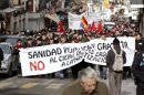 Alcaldes de la provincia de Guadalajara encabezan la manifestación en la que cerca de 3000 personas, según los convocantes, se han mostrado en contra del cierre de las urgencias en horario nocturno en seis centros de salud de la provincia. EFE