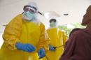 En esta imagen de archivo del 6 de octubre de 2014, la técnico de laboratorio Hala Fawal practica cómo extraer sangre de un paciente empleando un maniquí en Anniston, Alabama. Un técnico de laboratorio en los Centros para el Control y Prevención de Enfermedades era monitoreado el miércoles por una posible exposición accidental al virus del ébola durante un experimento, dijeron las autoridades. (AP Foto/Brynn Anderson, Archivo)