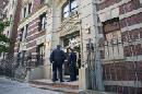 Policías frente a la entrada del edificio de apartamentos de la ciudad de Nueva York donde vive el médico Craig Spencer, actualmente enfermo de ébola, el sábado 25 de octubre de 2014. (Foto AP/Craig Ruttle)