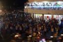 Varios policías forman un cordón frente al local donde se celebra el Festival del Lichi y la Carne de Perro de Yulin, China, hoy, lunes 22 de junio de 2015. EFE