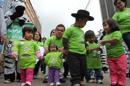 Un grupo de personas pequeñas con llamativas camisetas de color verde manzana, la mitad de ellas niños y la mayoría afectadas de acondroplasia, participan en la conmemoración del primer Día Internacional de las Personas de Talla Baja, en la histórica Plaza de San Francisco de La Paz (Bolivia). EFE