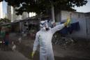 Un trabajador municipal durante una operación para combatir el mosquito causante del virus zika en Recife, Brasil, el 26 de enero del 2016. (AP Foto/Felipe Dana)