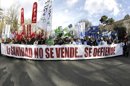 Cabecera de una manifestación para protestar contra las privatizaciones de la sanidad aprobadas por el Gobierno madrileño. EFE/Archivo