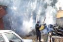 Un hombre trabaja en el proceso de fumigación organizado durante un ejercicio de erradicación del mosquito Aedes Aegypti. EFE/Archivo