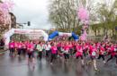 Una marea rosa formada por miles de corredoras ha tomado hoy las calles del centro de Logroño durante la celebración de la III Carrera de la Mujer, cuyo objetivo es recaudar fondos para financiar una investigación contra el cáncer infantil. EFE