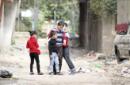 Varios niños palestinos juegan en un campo de refugiados adyacente al de Al Yarmuk, al sur de Damasco, Siria. EFE/Archivo