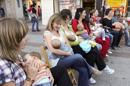 Una veintena de madres han dado de mamar a sus hijos en una plaza céntrica de Soria, convocadas por la asociación Mimamasoria, para demostrar las ventajas de la lactancia materna. EFE/Archivo