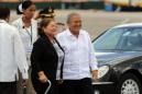 El presidente de El Salvador, Salvador Sánchez Cerén (c) y su esposa, Margarita Villalta (i), en La Habana (Cuba). EFE