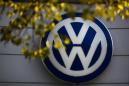 ARCHIVO - Foto de archivo de la insignia de Volkswagen en el edificio de un concesionario de la automotriz alemana en Berlín. Volkswagen y los reguladores del gobierno deben presentar dentro de un mes un plan detallado para que 600.000 vehículos diésel cumplan con las leyes de aire limpio. Caso contrario la automotriz enfrentaría una demanda en los próximos meses derivada del escándalo de las emisiones, dijo un juez federal el jueves 24 de marzo de 2016. (AP Foto/Markus Schreiber, File)