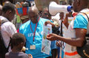 Trabajadores sanitarios de la UNICEF dan información a la gente sobre el virus del ébola y la forma de prevenir la infección, en Conakry, Guinea, en esta fotografía de archivo del lunes 31 de marzo de 2014. (Foto AP/Youssouf Bah, Archivo)