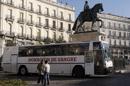 Unidad movil de donacion de sangre instalada bajo la estatua ecuestre de Carlos III en la Puerta del Sol de Madrid. EFE/Archivo