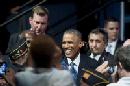 El presidente estadounidense, Barack Obama (c), saluda a ex militares en la convención nacional de veteranos, The American Legion, en su 96 edición en Charlotte, Carolina del Norte (Estados Unidos) este 26 de agosto de 2014. EFE