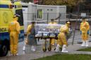 Comitiva sanitaria durante el traslado este miércoles del joven guineano al hospital Meixoeiro de Vigo. EFE