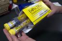 En esta imagen del 8 de julio de 2016, un farmaceuta sostiene un paquete de EpiPens, un auto inyector de epinefrina para el tratamiento a reacciones alérgicas, en Sacramento, California. El incremento de los precios para el medicamento de emergencia, ha convertido a su fabricante, Mylan, en el objetivo más reciente del enojo de pacientes y políticos debido al incremento en los precios. (AP Foto/Rich Pedroncelli)