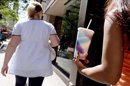 Una mujer sostiene un refresco de tamaño grande en Nueva York, Estados Unidos. EFEFotografía de un refresco de tamaño grande en una tienda de Nueva York, Estados Unidos. EFE