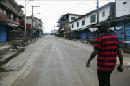 Un oficial de seguridad liberiano camina por calles desiertas con tiendas cerradas en West Point, Monrovia, Liberia. EFE/Archivo