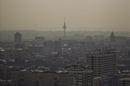 Vista de Madrid tomada desde las Torres KIO, en donde se puede apreciar la contaminación sobre la capital. EFE/Archivo