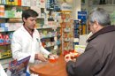 Un hombre adquiere un medicamento en una farmacia de Madrid. EFE/Archivo