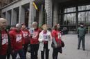 Manifestantes en el exterior del Ministerio de Sanidad concentrados para conocer el contenido del Plan Estratégico Nacional para el Abordaje de la Hepatitis C la semana pasada. EFE