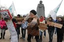 Activistas del movimiento juvenil progubernamental "Los Locales" se manifiestan en apoyo del borrador de un proyecto de ley antitabaco delante del Parlamento ruso en Moscú (Rusia). EFE/Archivo