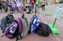 Mochilas de varios escolares, en el suelo del patio de un colegio. EFE/Archivo