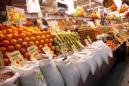 Vista de algunos de los productos que se ofrecen en una frutería de un mercado madrileño. EFE/Archivo