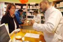 Un farmacéutico atendiendo a una cliente en Barcelona. EFE/Archivo