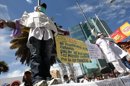 Estudiantes de medicina de la Universidad Publica de El Alto se crucifican este 26 de abril, en La Paz (Bolivia), durante el décimo sexto día de huelga de hambre de los médicos que protestan contra un decreto del presidente Evo Morales que aumenta de seis a ocho horas la jornada laboral. EFE