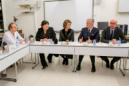 La ministra de Sanidad, Maggie De Block (2i), los reyes de Bélgica Felipe y Matilde, y el primer ministro belga Charles Michel (dcha), conversan con doctores durante su visita a las víctimas ingresadas en el hospital Erasme de Bruselas, Bélgica. EFE/Archivo