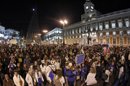 Gran número de personas en la Puerta del Sol donde ha finalizado la manifestación convocada en Madrid por los seis sindicatos que integran la Mesa Sectorial de Sanidad, SATSE, UGT, CCOO, AMYTS, CSIT-UP y USAE y apoyada, entre otros, por CSIF, contra la reestructuración que plantea el Gobierno regional en el sector. EFEVarias personas sostienen pancartas en la Puerta del Sol donde ha finalizado la manifestación convocada en Madrid por los seis sindicatos que integran la Mesa Sectorial de Sanidad, SATSE, UGT, CCOO, AMYTS, CSIT-UP y USAE y apoyada, entre otros, por CSIF, contra la reestructuración que plantea el Gobierno regional en el sector. EFELos secretarios regionales de CCOO en Madrid, Javier López (c), y de UGT José Ricardo Martínez (c-d), entre otros, sostienen la pancarta con el lema "La sanidad no se vende. Se defiende" durante la manifestación convocada en Madrid por los seis sindicatos que integran la Mesa Sectorial de Sanidad, contra la reestructuración que plantea el Gobierno regional en el sector, que ha comenzado esta tarde en la plaza de Neptuno. EFE