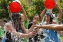 Esta foto tomada el 7 de agosto del 2014 muestra a personas echándose agua durante el reto del baldazo de agua fría en Boston, para recaudar fondos sobre la esclerosis lateral amiotrófica (ELA). La Asociacion ELA dijo el 27 de julio de 2016 que los fondos recaudaron a través del reto del baldazo ayudó a solventar un programa que ha descubierto un gen vinculado a la enfermedad. (Foto AP /Elise Amendola, Archivo)