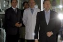 El presidente del Gobierno, Mariano Rajoy, a la salida del hospital madrileño Quirón San José, donde ha visitado este mediodía al rey, que permanece ingresado tras someterse el pasado viernes por la noche a una intervención quirúrgica para implantarle una prótesis en la cadera izquierda. EFEEl presidente del Gobierno, Mariano Rajoy, es abordado por los periodistas a la salida del hospital madrileño Quirón San José. EFEEl director del hospital madrileño Quirón San José , Javier de Joz, durante la rueda de prensa en la que ha leído el parte médico firmado por el traumatólogo Ángel Villamor, responsable de la operación en la cadera realizada el pasado viernes al rey Juan Carlos, según el cual el monarca presenta una evolución "muy positiva" y "se levanta y se mueve con naturalidad, con la ayuda de dos muletas". EFE