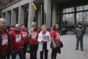 Manifestantes en el exterior del Ministerio de Sanidad concentrados para conocer el contenido del Plan Estratégico Nacional para el Abordaje de la Hepatitis C la semana pasada. EFE