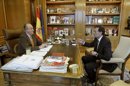 El rey Juan Carlos conversa con el presidente del Gobierno, Mariano Rajoy (d), esta tarde en el Palacio de La Zarzuela, en su habitual despacho semanal con el jefe del Ejecutivo, que se ha celebrado apenas siete horas y media después de que el monarca recibiera el alta hospitalaria. EFEEl rey Juan Carlos, esta tarde en el Palacio de La Zarzuela durante su habitual despacho semanal con el jefe del Ejecutivo, Mariano Rajoy, que se ha celebrado apenas siete horas y media después de que el monarca recibiera el alta hospitalaria. EFE