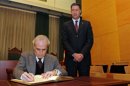 El tenor Josep Carreras (i), firma en el libro de honor del Ayuntamiento de Badalona, tras reunirse con su alcade, Xavier García Albiol (d) para tratar sobre la instalación en el municipio de una de las sedes del Instituto de Investigación contra la Leucemia Josep Carreras. EFE