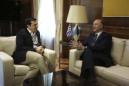 El primer ministro griego, Alexis Tsipras (i), dialoga con el comisario europeo de Asuntos Económicos y Financieros, Fiscalidad y Aduanas, Pierre Moscovici (d), durante una reunión celebrada en Atenas, Grecia. EFE/Archivo