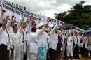 En Tegucigalpa, la manifestación, convocada por el CMH, salió del Hospital Escuela Universitario hasta la Casa Presidencial, donde galenos, enfermeras y decenas de empleados de la salud gritaban consignas como "Sin medicamentos, estamos amarrados de manos". EFE/Archivo