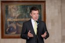 El presidente de Colombia, Juan Manuel Santos, da unas declaraciones a la prensa, luego de visitar a su vicepresidente, Angelino Garzón, quien se encuentra en la Unidad de Cuidados Intensivos (UCI) de una clínica de Bogotá (Colombia). EFE