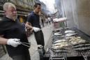 Varias personas de un local de hostelería preparan sardinas. EFE/Archivo