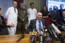 El director del Hospital Spallanzani, Giuseppe Ippolito (c), da una rueda de prensa, acompañado por el director médico Valerio Fabio Alberti (dcha) y de la presidenta italiana de Onlus Emergency, Cecilia Strada (izq), para informar del estado de salud del médico italiano enfermo de ébola en el hospial Spallanzani de Roma (Italia) hoy. EFE