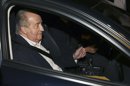 El rey Juan Carlos a su llegada esta tarde al Hospital San José de Madrid, para ser sometido a una intervención quirúrgica en la cadera izquierda, donde le será implantada una prótesis para resolver los problemas de desgaste que sufre la articulación como consecuencia de la artrosis. EFE