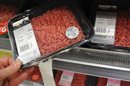 Bandejas de carne picada se venden en un supermercado Tesco de Londres, Reino Unido. EFE/Archivo