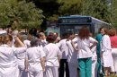 Trabajadores del Hospital 12 de Octubre cortan el tráfico frente al centro sanitario, en la Avenida de Córdoba de Madrid, donde se han concentrado para protestar contra los recortes en la sanidad. EFE/Archivo